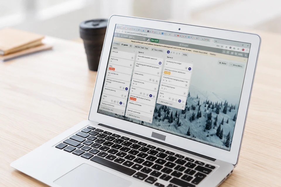 Schermo di un portatile con una bacheca digitale per organizzare attività, scadenze e avanzamento del lavoro.